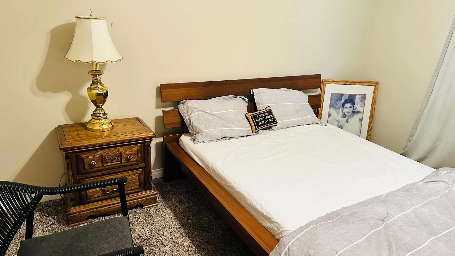 Homey And Comfy House Edmonton Apartment